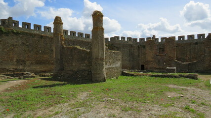 Fototapeta na wymiar Ruinas do Castelo medieval fortificado de Portel em Portugal, muralhas e torre em um belo dia de sol.