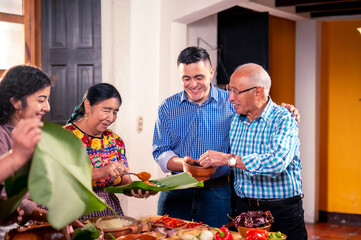 Abuelos disfrutando de enseñar a cocinar a sus nietos. Familia cocinando. 
