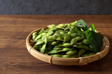 笊にのせた生の枝豆