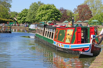 Obraz premium Horse drawn narrow boat on the Tiverton Canal 