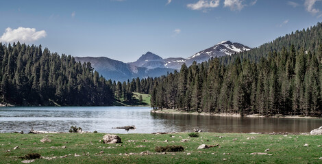 laguna pirineo ibón de plan verano panorámica