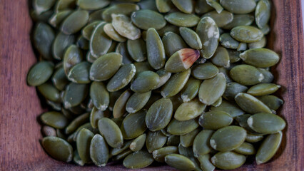 Pipas de calabaza naturales peladas en primer plano