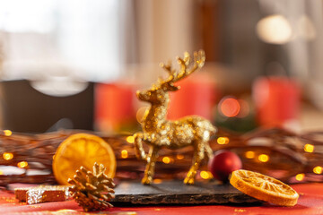 Schieferplatte mit roter und goldener Dekoration für Weihnachten