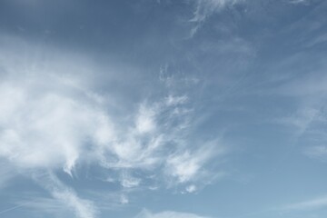 Obraz premium Farbiger Himmel mit interessanten Wolken als Hintergrund