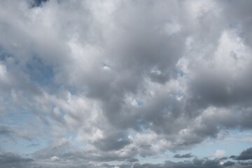 Fototapeta premium Farbiger Himmel mit interessanten Wolken als Hintergrund