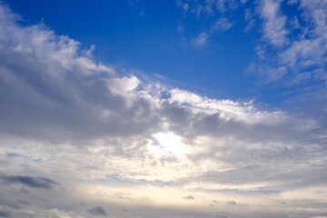 Farbiger Himmel mit interessanten Wolken als Hintergrund