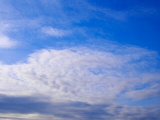 Obraz premium Farbiger Himmel mit interessanten Wolken als Hintergrund