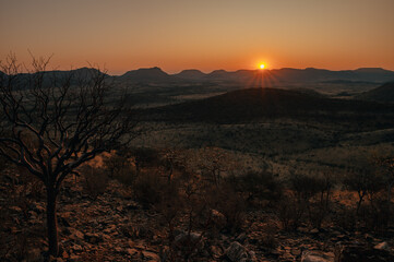 Epischer Panoramablick bei Sonnenuntergang in den Bergen des Kaokoveld, Namibia