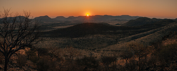 Epischer Panoramablick bei Sonnenuntergang in den Bergen des Kaokoveld, Namibia