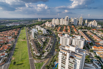 Obraz premium Chácara Primavera and Santo Antônio Mansions. Neighborhoods with several buildings, apartments, condominiums and modern structure located in the interior of the city of Campinas, São Paulo.