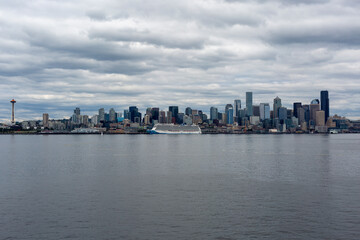 Fototapeta na wymiar view of Seattle from the water
