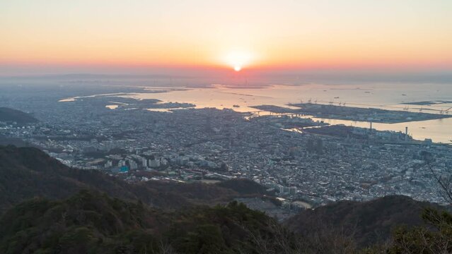 摩耶山の掬星台から眺める日の出の風景（中央に見えるのが六甲アイランド、眼下には神戸から大阪にかけての街並みが続いています）　神戸市灘区摩耶ロープウェイ星の駅にて