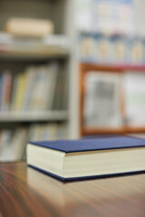 図書館の机の上の本の様子