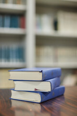 図書館の机の上の本の様子