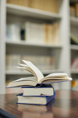 図書館の机の上の本の様子