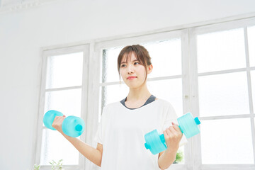 家で筋トレをする女性
