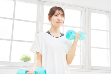 家で筋トレをする女性