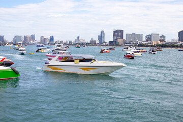 Obraz premium PATTAYA, THAILAND - December 04 2022 : Cit, sea and tourist boats