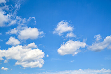 Obraz na płótnie Canvas White clouds in a bright blue sky. The beauty of the nature