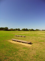 秋の江戸川河川敷の古いベンチのあるサッカー場風景
