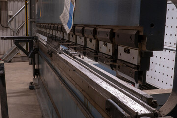 Metal bending machine