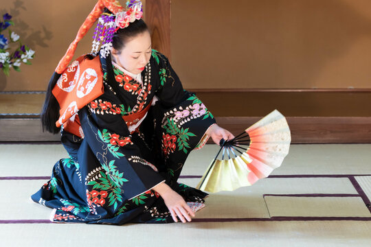 着物姿で扇子を持って日本舞踊を踊る若い日本人女性 Stock Photo