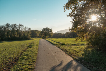 Chemin de campagne au pays de Gex
