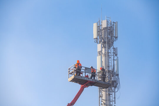 D&eacute;ploiement du r&eacute;seau 5G. Pose d'antennes sur un mat de t&eacute;l&eacute;phonie mobile dans la brume hivernale