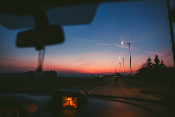 jazda samochodem o zachodzie słońca