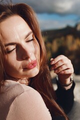 
A white tourist in a gray sweatshirt walks in nature. Beautiful girl in sunglasses. Beautiful view.