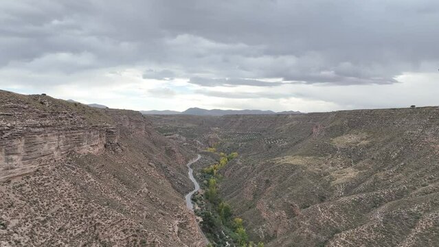vista a&eacute;rea del ca&ntilde;&oacute;n del R&iacute;o Gor en el desierto de Gorafe, Espa&ntilde;a