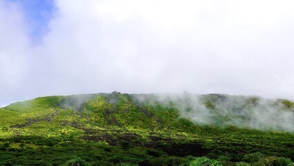 白い雲がかかる伊豆諸島大島の三原山