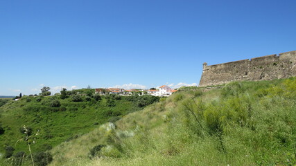 Fototapeta na wymiar Ruinas da fortaleza de Jurumenha banhada pelo rio, Portugal, divisa com a Espanha
