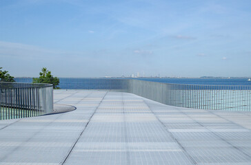 海と水平線とタイルの遠近感のある風景、横須賀美術館