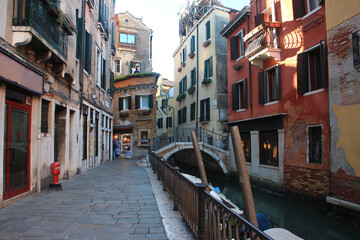 Fototapeta na wymiar Vieux canal étroit de Venise et Pont del Carmini
