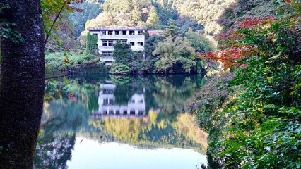Fototapeta na wymiar 埼玉県　秋の紅葉シーズンの鎌北湖