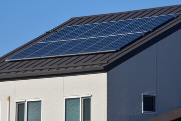 가정의 전기요금을 줄이기 위해서 주택의 지붕에 설치한 태양광패널