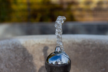 Obraz na płótnie Canvas Water on snall metail fountain