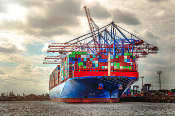 Ein Containerschiff wird  mit vielen bunten Seecontainern im Hamburger Hafen beladen. Hamburg,...