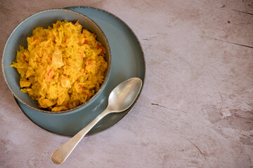 Arroz con pollo y verduras. Dieta mediterránea