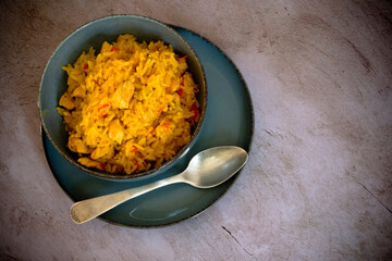 Arroz con pollo y verduras. Dieta mediterránea