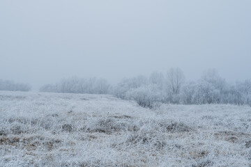 Obraz na płótnie Canvas frozen foggy morning on the river