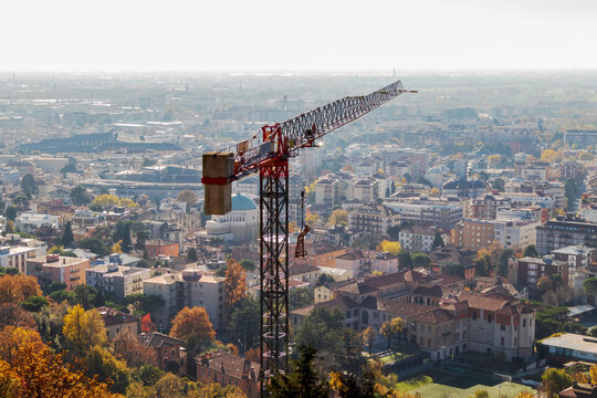 A picture with a road crane and the center of Bergamo