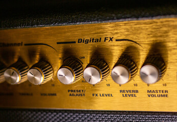 regolazioni per uscite digitali di un amplificatore elettrico per chitarra