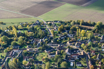 vue aérienne de maisons de campagne à Longnes en automne dans les Yvelines en France - 552999811