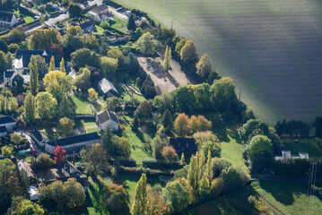 vue aérienne de maisons de campagne à Longnes en automne dans les Yvelines en France