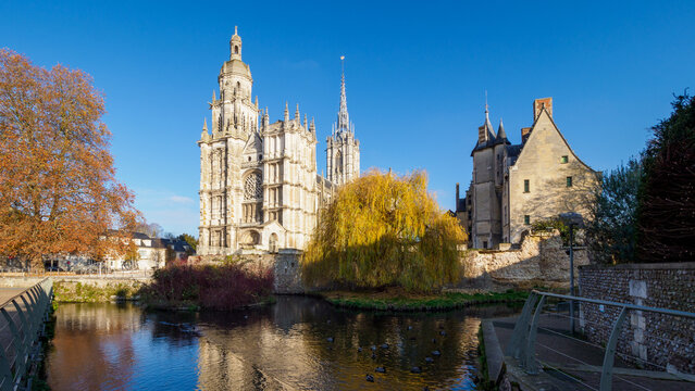 Vue sur la cath&eacute;drale Notre Dame d'Evreux, N?ormandie, France
