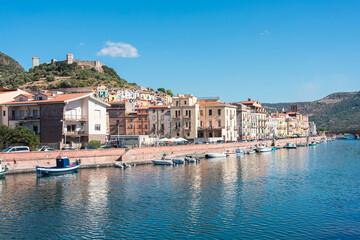 Hafen und Altstadt von Bosa auf Sardinien in weichem Nachmittagslicht.