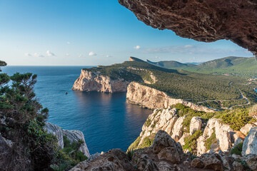 Höhle und Felsklippen am Capo Caccia auf Sardinien in schönem Nachmittagslicht.