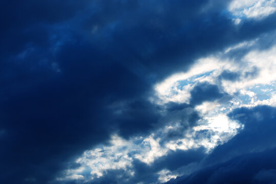 「雲り」の写真素材 | 7,680件の無料イラスト画像 | Adobe Stock